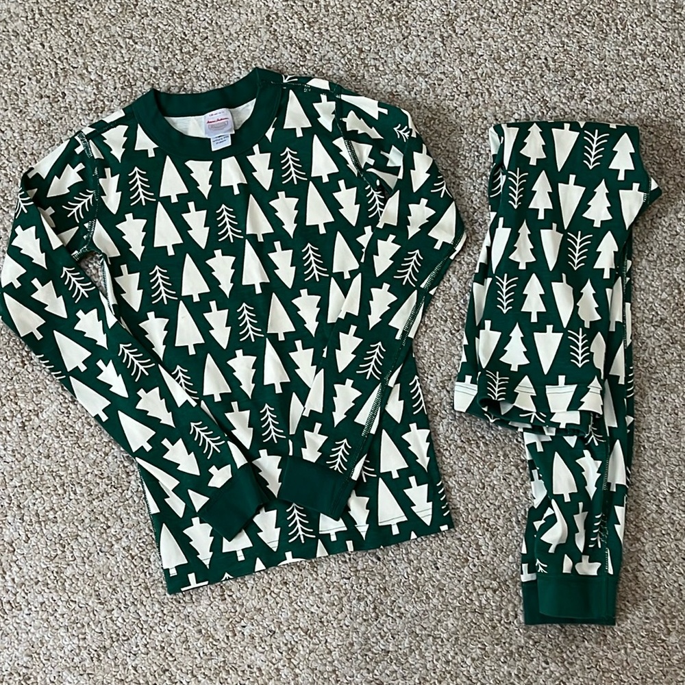 Hanna Andersson holiday green and white jammies. Size 150 (roughly lods 12)